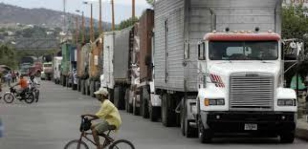 Crisis alimentaria: 80% del transporte de carga en región central paralizado por falta de gasolina en Venezuela