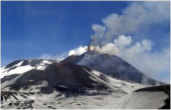 Sull’Etna esplosione di lava, dieci feriti VIDEO