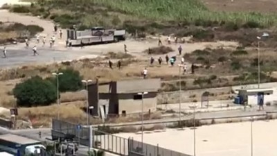 Migranti: fuga di massa dalla tensostruttura di Porto Empedocle  Salvini Italiani controllati in casa e in spiaggia, clandestini liberi di fare quello che vogliono.