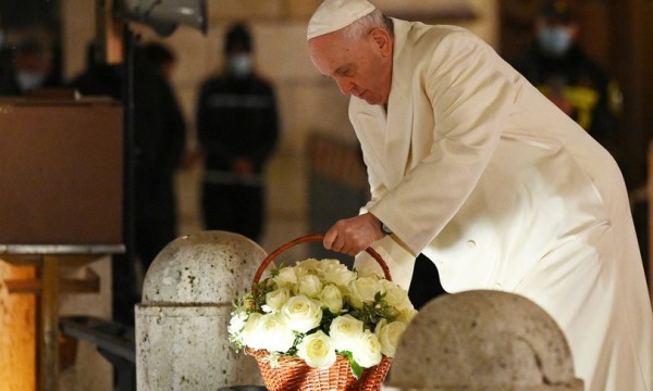 Il Papa a sorpresa in piazza di Spagna per l&#039;Immacolata