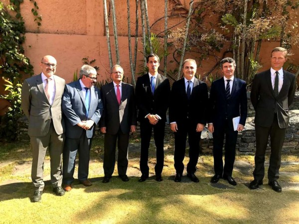 Il Sottosegretario agli Esteri Merlo, inoltre, sempre accompagnato dall’Ambasciatore d’Italia in Venezuela, Silvio Mignano, ha avuto una colazione privata con Juan Guaidò, nell’Ambasciata d’Italia a Caracas.