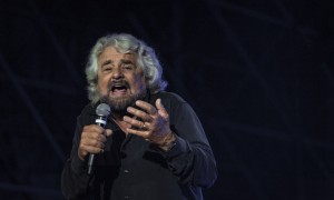 Grillo e lo stop al terzo mandato: &quot;Noi contagiati dagli zombie ma vinceremo&quot;