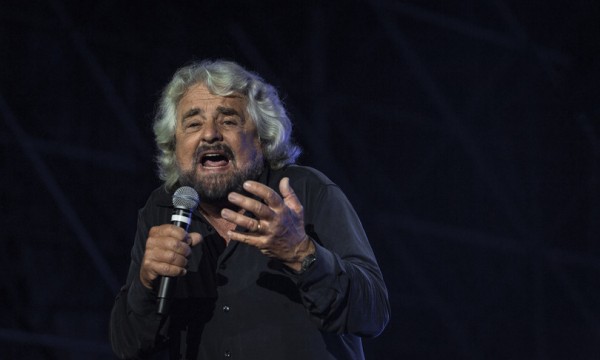 Grillo e lo stop al terzo mandato: &quot;Noi contagiati dagli zombie ma vinceremo&quot;