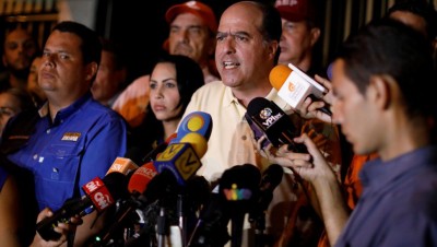 La opositora Mesa de la Unidad democrática (MUD) llamó hoy a los venezolanos a rebelarse contra la Asamblea Nacional Constituyente que convocó el presidente venezolano, Nicolás Maduro, para &quot;refundar&quot; al país con una nueva Constitución.