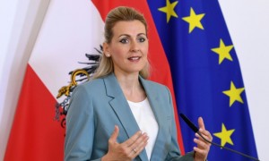 Accusata di plagio per la tesi di laurea, si dimette la ministra del Lavoro austriaca