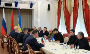 Il tavolo del negoziato a Gomel, in Bielorussia