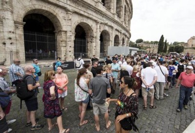 Turistas en el Coliseo de Roma
