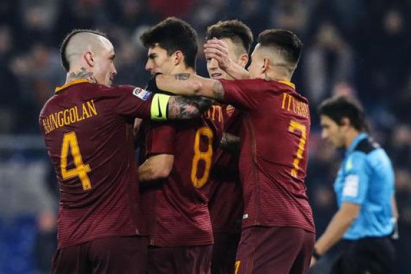 Roma pasa Navidad cerca de Juventus