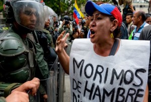 Caracas nel caos, preda di miseria e saccheggi. Il dramma degli emigrati italiani che fuggono dal Venezuela