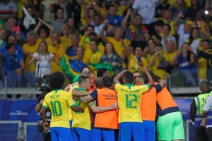 Brasil finalista de su Copa ganó Argentina 2: 0