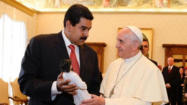 Papa Francesco e il presidente Maduro in un&#039;immagine del giugno 2013