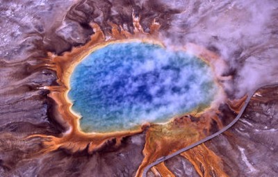 Las fuentes geotermales, como esta del Parque Yellowstone, podrían haber sido la cuna de la vida en la Tierra (Gentileza Jim Peaco, National Park Service) 