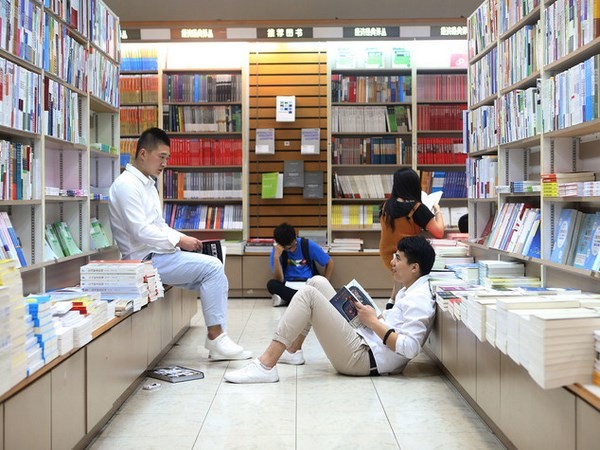 Lo smartphone nemico del libro? Non è poi così vero