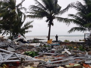 Erupción de volcán desata tsunami que mata al menos a 222 personas en Indonesia