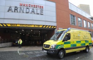 Manchester, 5 accoltellati in un centro commerciale La Polizia ha arrestato un 40enne per terrorismo, bloccato con un taser