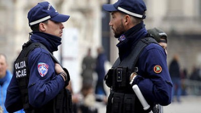 Policías italianos compran comida a una mujer que estaba robando alimentos