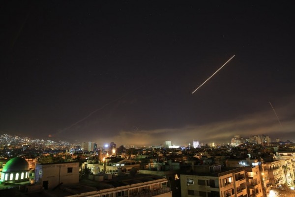 Il cielo sopra Damasco, in Siria, si illumina dopo il lancio di missili da parte delle forze armate di Stati Uniti, Francia e Regno Unito. Forti esplosioni sono state avvertite in diverse aree della capitale siriana. Ad annunciare l&#039;inizio degli attacchi è stato il presidente statunitense Donald Trump durante un discorso alla Casa Bianca