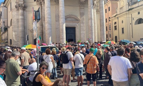 Si sono svolti  in una Roma infuocata i funerali della scrittrice Michela Murgia