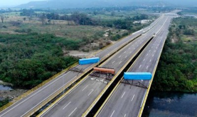 Un camión cisterna y dos contenedores fueron colocados por Venezuela en el puente Tienditas, en el paso fronterizo entre Venezuela y Colombia por Cúcuta.
