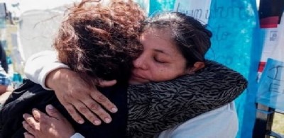 Elena Alfaro, a destra, sorella di Cristian Ibáñez nel sottomarino scomparso è confortata da una donna fuori dalla base navale argentina a Mar del Plata.