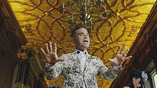 Robbie Williams &quot;parties like a Russian&quot;
