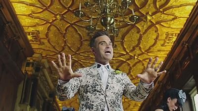 Robbie Williams &quot;parties like a Russian&quot;