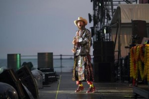 Jovanotti porta in spiaggia la sua Woodstock In 45mila a Lignano per la prima tappa del Jova Beach Party