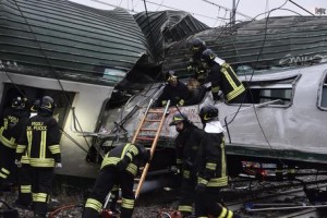 Treno ferrovie Trenord deragliato a Milano, tre morti e dieci feriti gravi