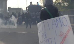 Lacrimogeni contro i manifestanti no-green pass al porto di Trieste