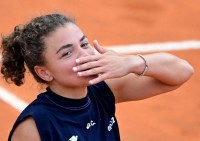 Jasmine Paolini sorridente dopo aver battuto la russa Shnaider