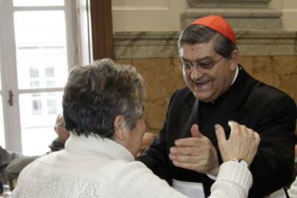 Il cardinale Crescenzio Sepe mentre serve il pasto ai poveri in curia - foto internet