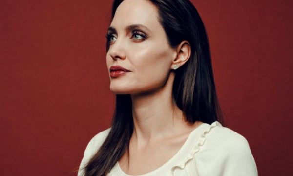 Angelina Jolie casi llora porque su hijo inicia nueva etapa