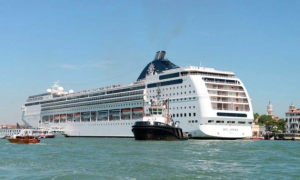 Un crucero choca contra otro barco en el puerto de Venecia Investigan incidente