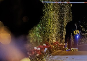  I rilievi degli investigatori fuori dalla casa di via Cassia dove un vigilante ha sparato contro un gruppo di ladri