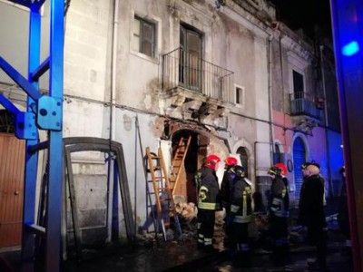 Catania esplosione in un palazzo, quattro vittime: tre sono vigili del fuoco