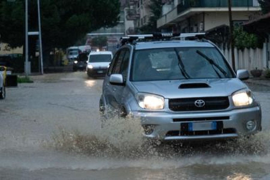 Allerta maltempo in Sardegna: scuole chiuse a Sassari e la burrasca si sposta sul centro Italia