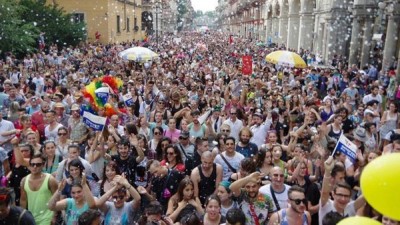 Onda Pride: l’orgoglio LGBTI manifesta nelle strade di Brescia, Varese e Torino