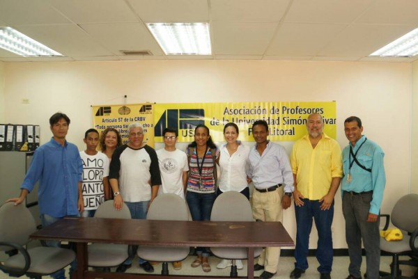 María Corina Machado acompaña protesta de enfermeras y a profesores de la USB en Vargas
