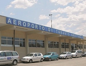 Taranto - Aeroporto «Emiliano mantenga la parola e riapra lo scalo grottagliese»