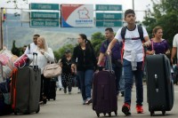 Frontiera Colombia - Venezuela Un ragazzo spinge i suoi bagagli dopo aver attraversato il ponte internazionale Simon Bolivar dal Venezuela