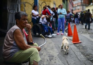 Venezuela: anziano muore dopo due giorni di fila per ritirare la pensione