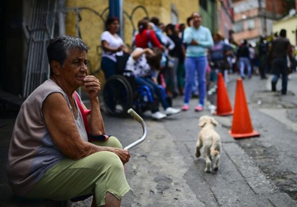 Venezuela: anziano muore dopo due giorni di fila per ritirare la pensione