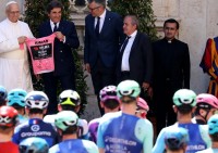  01/06/2025 Città del Vaticano, papa Leone XIV benedice i ciclisti che partecipano al Giro d&#039;Italia, nella foto con Urbano Cairo