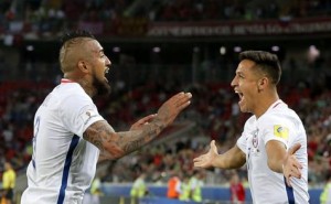Arturo Vidal celebra su gol con Alexis Sánchez