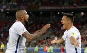 Arturo Vidal celebra su gol con Alexis Sánchez