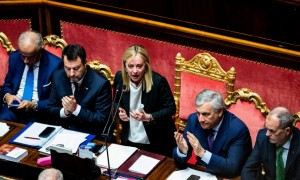 Il premier conferma: &quot;Alzeremo il tetto del contante&quot;. Salvini: &quot;Buonsenso&quot; per Calenda &quot;si aumenta l&#039;evasione&quot;