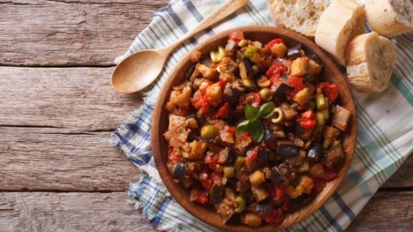 Caponata siciliana plato tipico de Sicilia