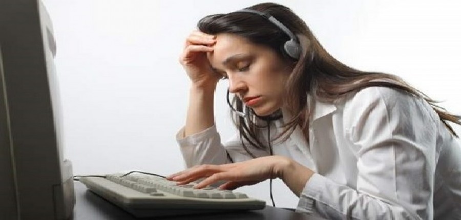 Call center addetti con sms vengono avvisati che non saranno pagati