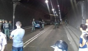 Guaidò verso la frontiera colombiana ostacolati dalla Guardia Nazionale di Maduro