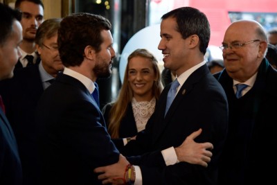 El líder conservador español del Partido Popular (PP), Pablo Casado (L) le da la bienvenida a Juan Guaido (R) a su llegada al edificio de Casa América en Madrid el 25 de enero de 2020.